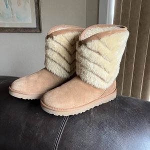 UGG SHEEPSKIN BOOTS w/HERRINGBONE DESIGN, SIZE 6